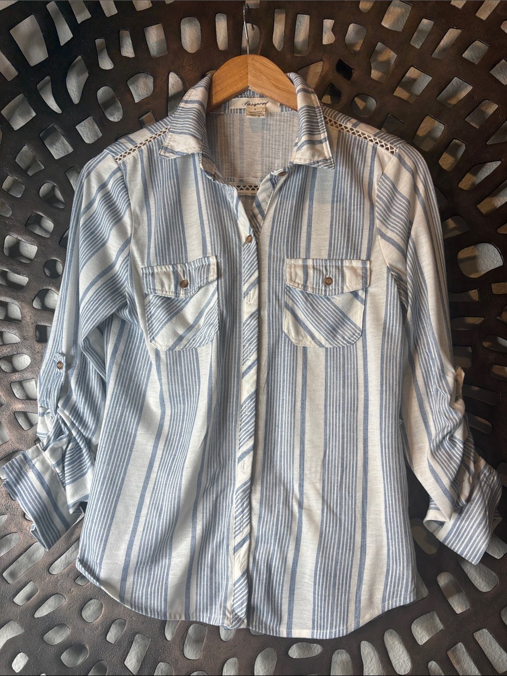 ❤️Light Blue Striped Button-Up Shirt Womens Medium Ruched Sleeve Passport Top ❤️